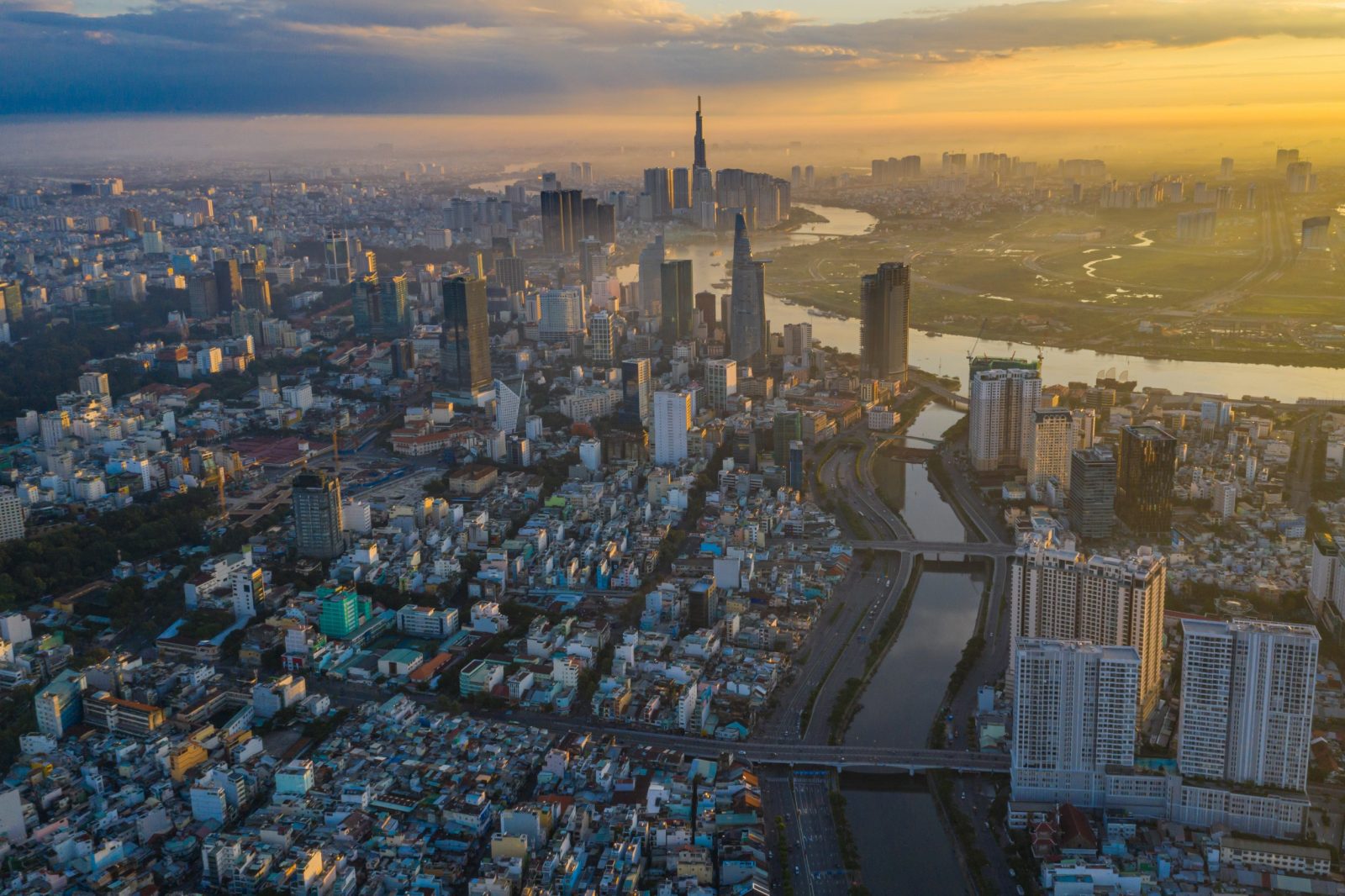 越南員工旅遊與企業參訪包車推薦｜專屬司導、車型規格與客製化行程規劃