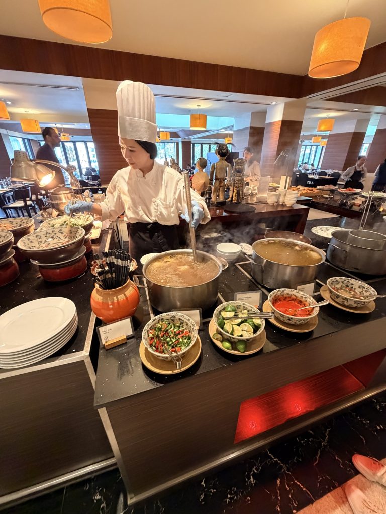河內西湖洲際酒店早餐現煮米線與配料區
