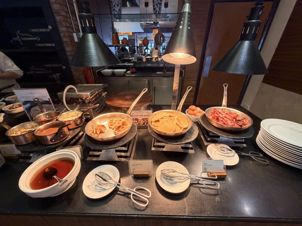 河內西湖洲際酒店早餐鬆餅華夫餅與培根餐檯