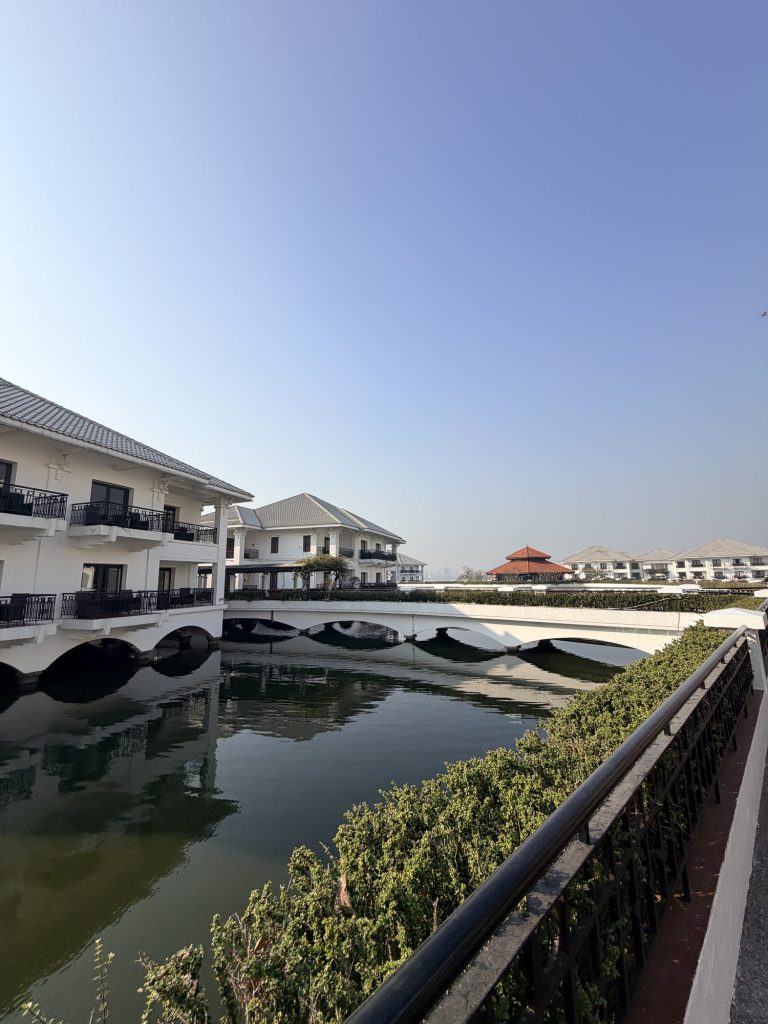 河內西湖洲際酒店白天水上客房拱橋與湖景