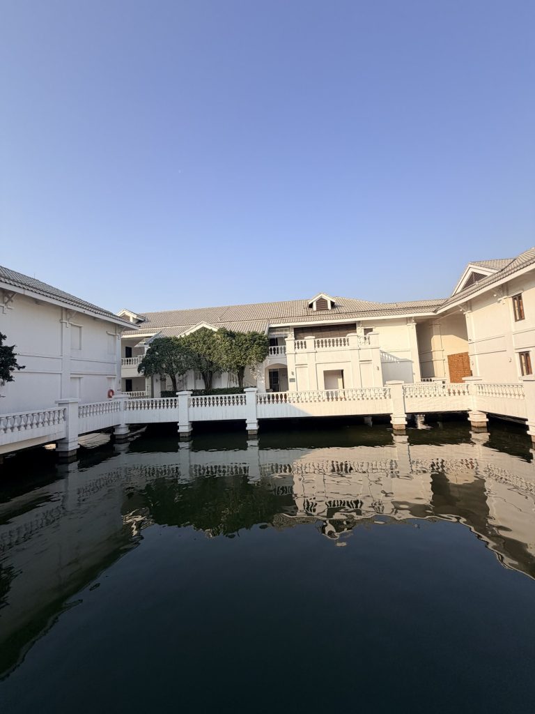 河內西湖洲際酒店白色水上建築與連通步道