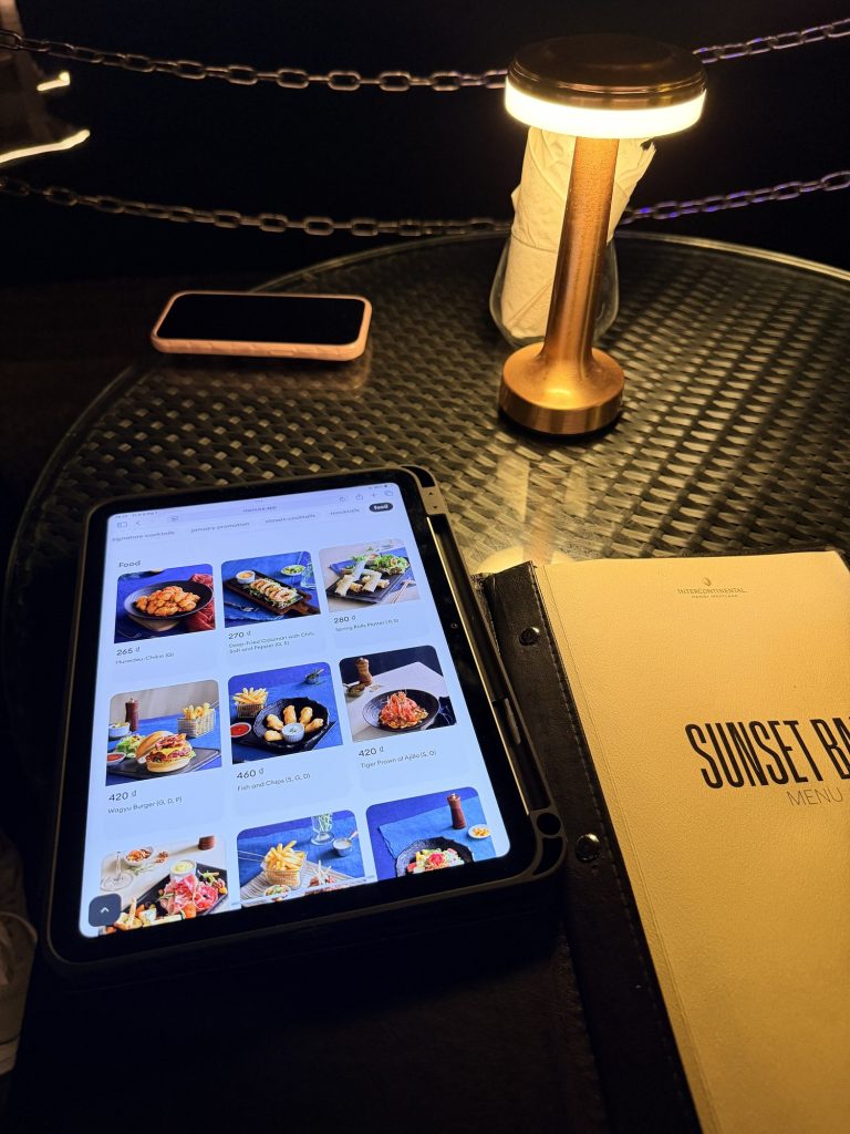 河內西湖洲際 Sunset Bar 平板菜單與湖畔餐桌