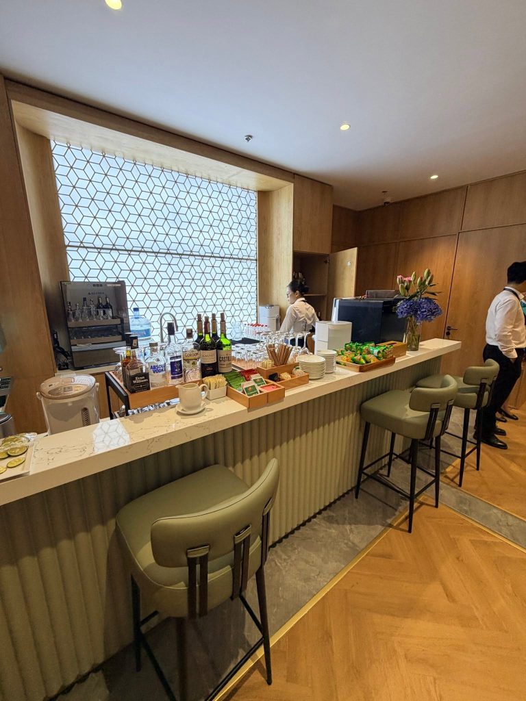 河內 Lotus Lounge 貴賓室吧檯高腳椅座位區