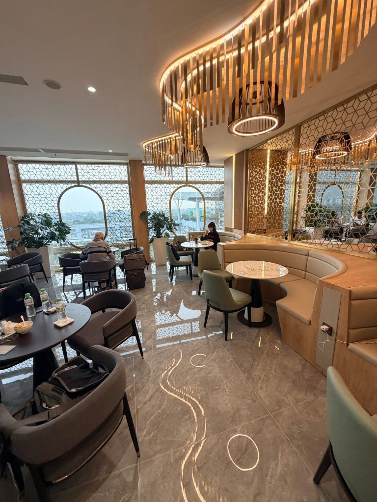 河內 Lotus Lounge 貴賓室弧形卡座區與金色燈飾