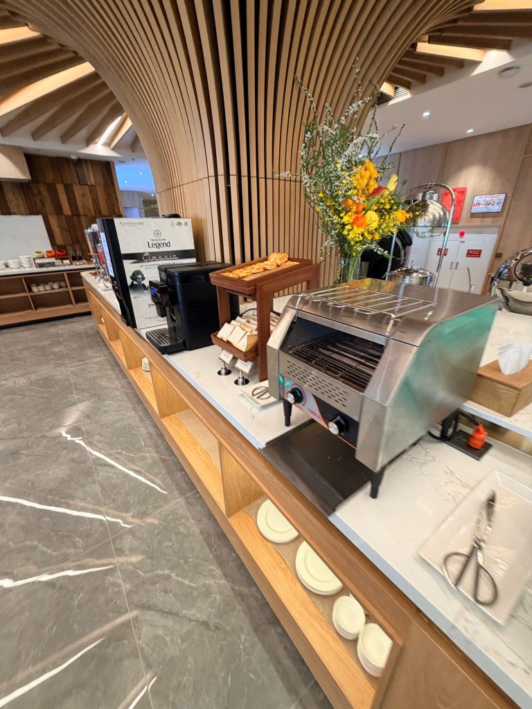 河內 Lotus Lounge 自助餐檯現烤麵包與 Trung Nguyên 咖啡機