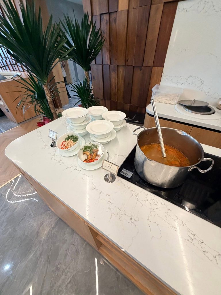河內 Lotus Lounge 貴賓室現煮越南魚湯米線 Bún Cá 檔口