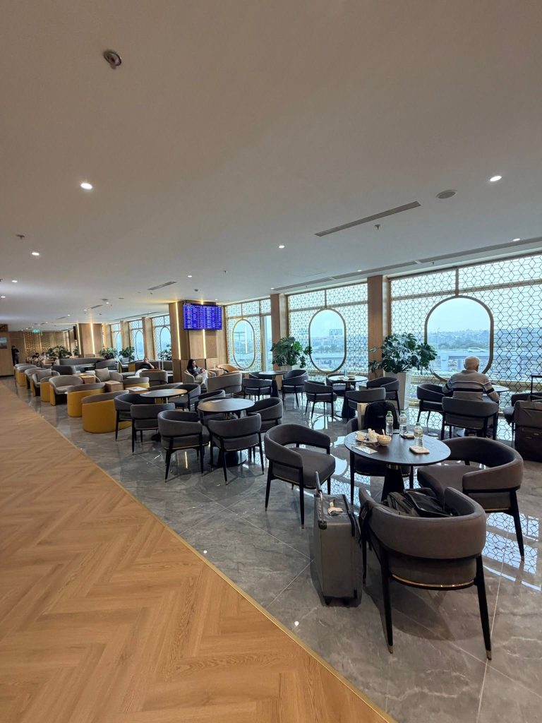 河內內排機場 Lotus Lounge 貴賓室主座位區與航班資訊螢幕