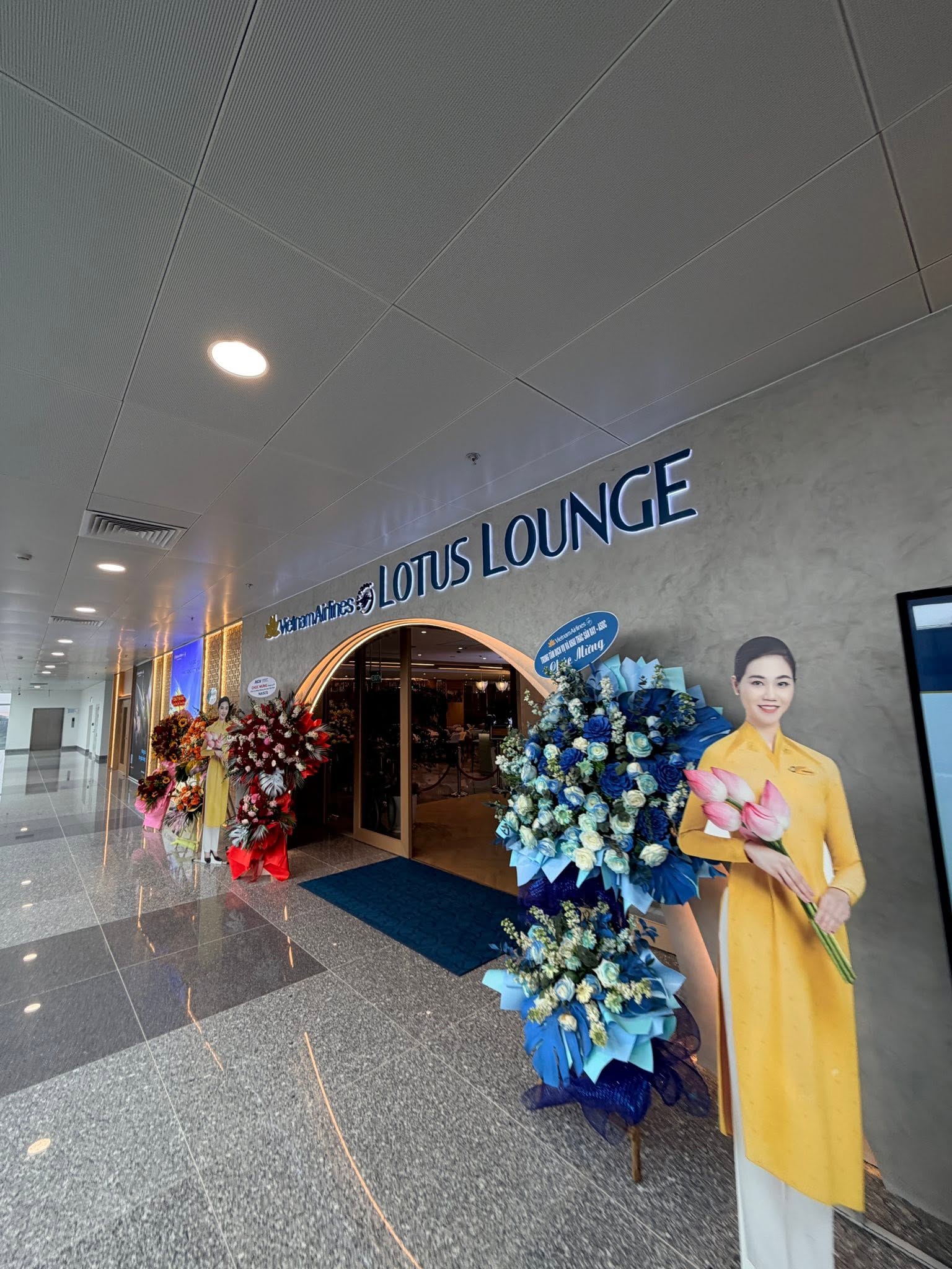 河內內排機場 T2 全新 Lotus Lounge 貴賓室入口與越南航空招牌