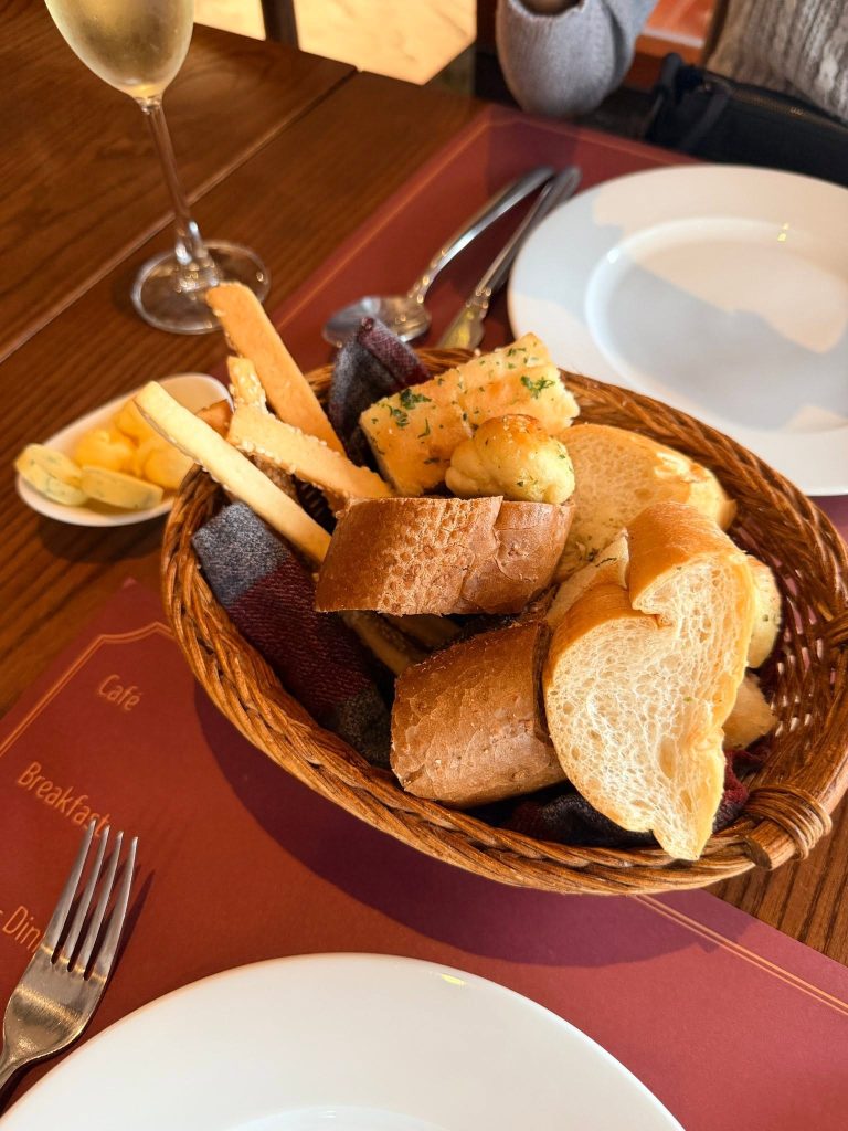 河內 Pane e Vino 義式麵包籃、麵包棒與奶油
