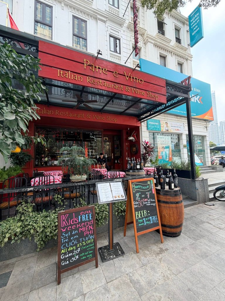 河內 Cầu Giấy Pane e Vino 57 Nguyễn Chánh 紅色外觀與露台