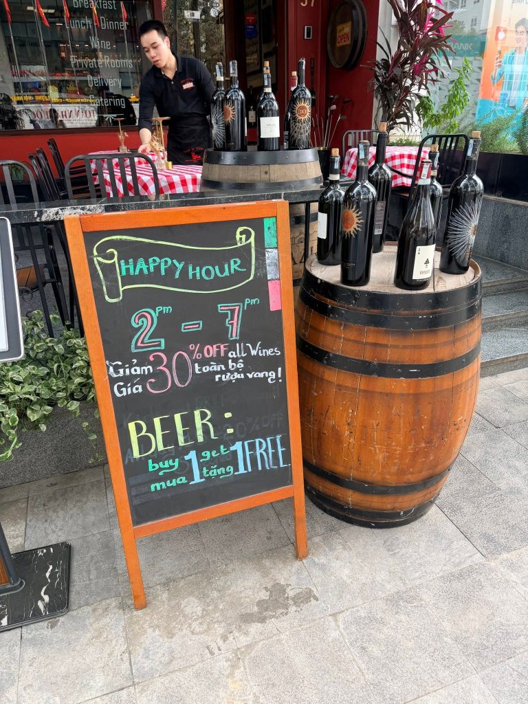 河內 Pane e Vino Happy Hour 14:00–19:00 葡萄酒 30% OFF 看板