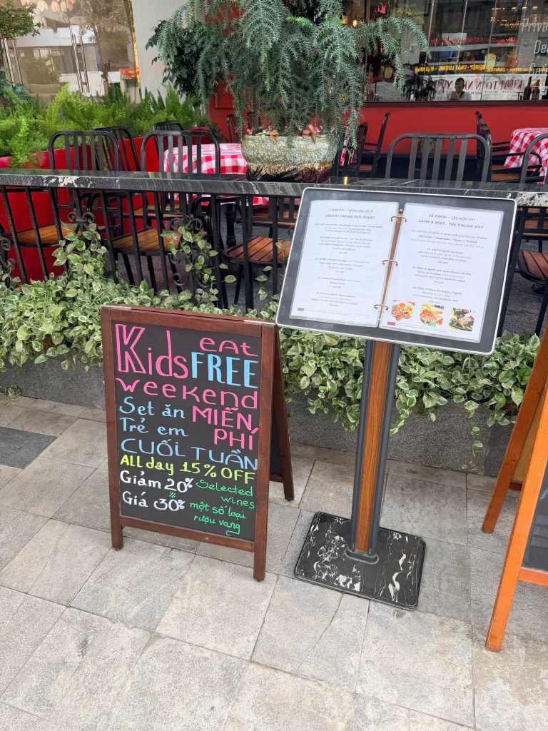 河內 Pane e Vino 週末兒童免費套餐看板與 Risotti、Carni 菜單