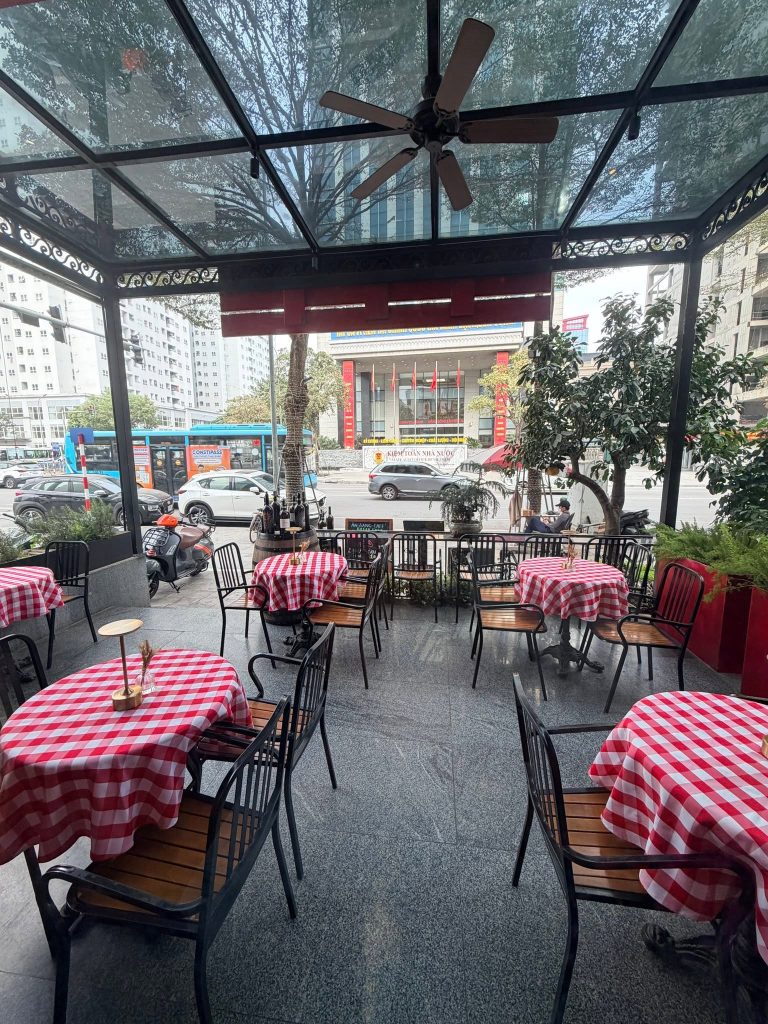 河內 Pane e Vino 紅白格桌巾露台與 Nguyễn Chánh 街景