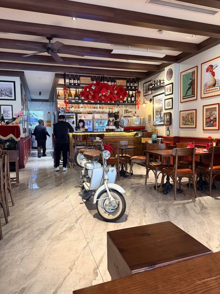 河內 Pane e Vino 店內白色復古機車與吧檯酒杯架