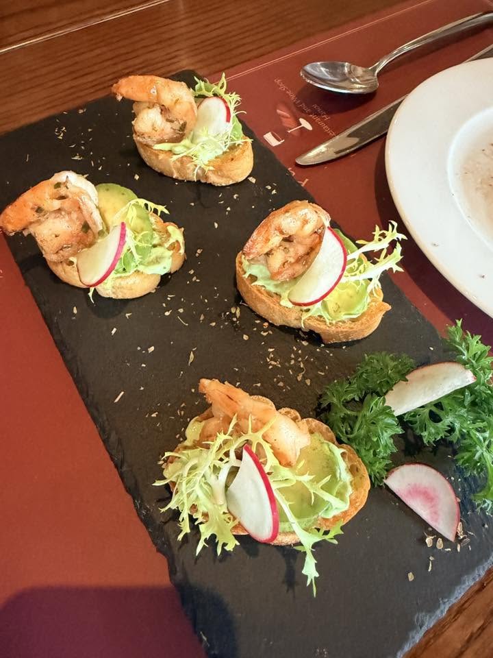 河內 Pane e Vino 蝦仁 crostini 前菜與蘿蔔片
