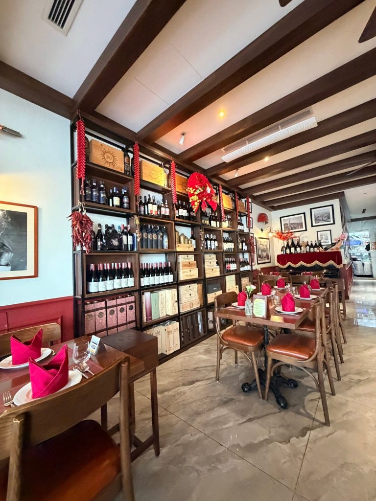河內 Pane e Vino 木質酒牆、Villabella 酒箱與紅餐巾餐桌