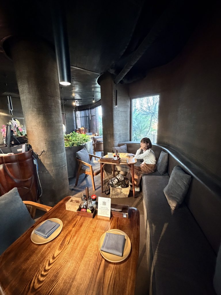 河內 Pizza 4P's Lotte West Lake 木桌與景觀用餐區