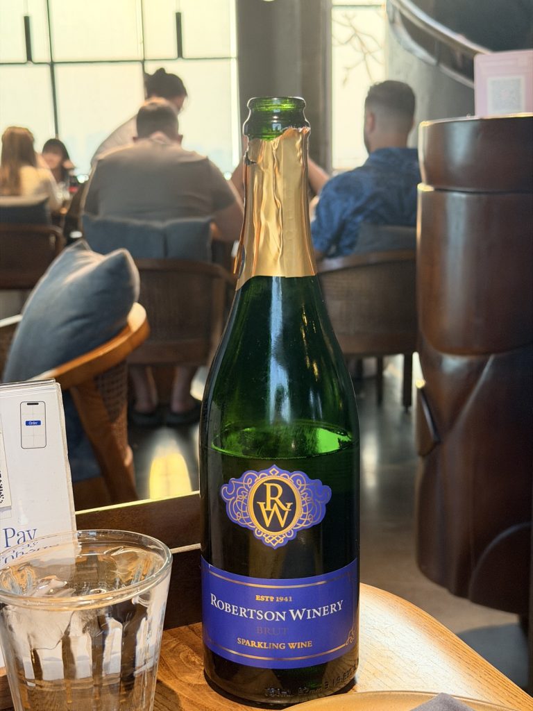 河內 Pizza 4P's 用餐桌上的 Robertson Winery 氣泡酒