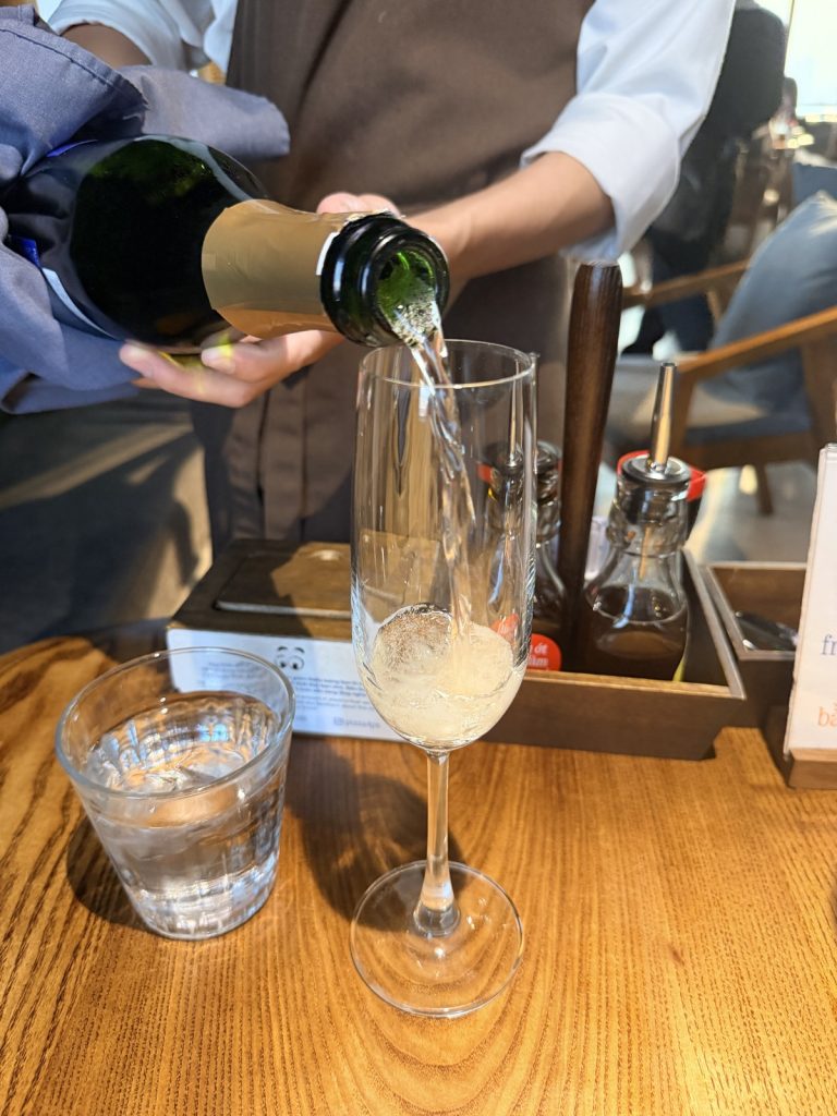 河內 Pizza 4P's Lotte West Lake 服務人員倒氣泡酒