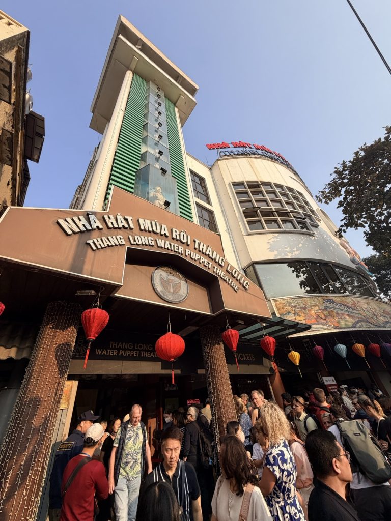 河內昇龍水上木偶劇院外觀與丁先皇街人潮
