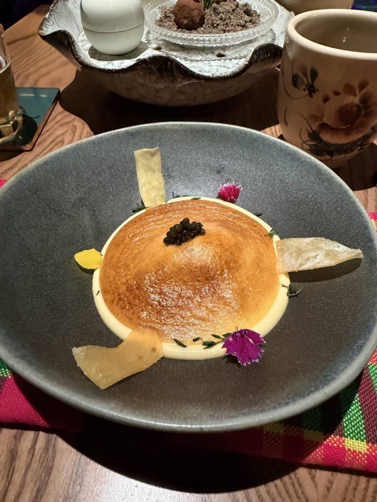 河內 T.U.N.G dining 圓頂酥皮甜點與花瓣擺盤