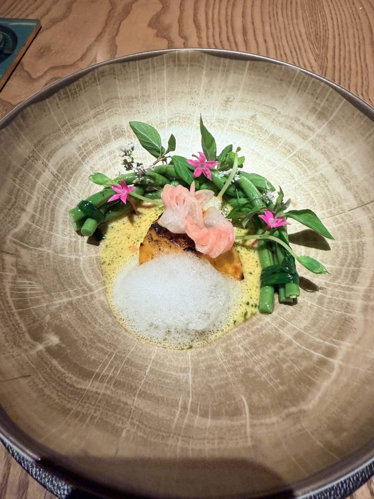 河內 T.U.N.G dining 魚肉、香草與泡沫醬汁主菜