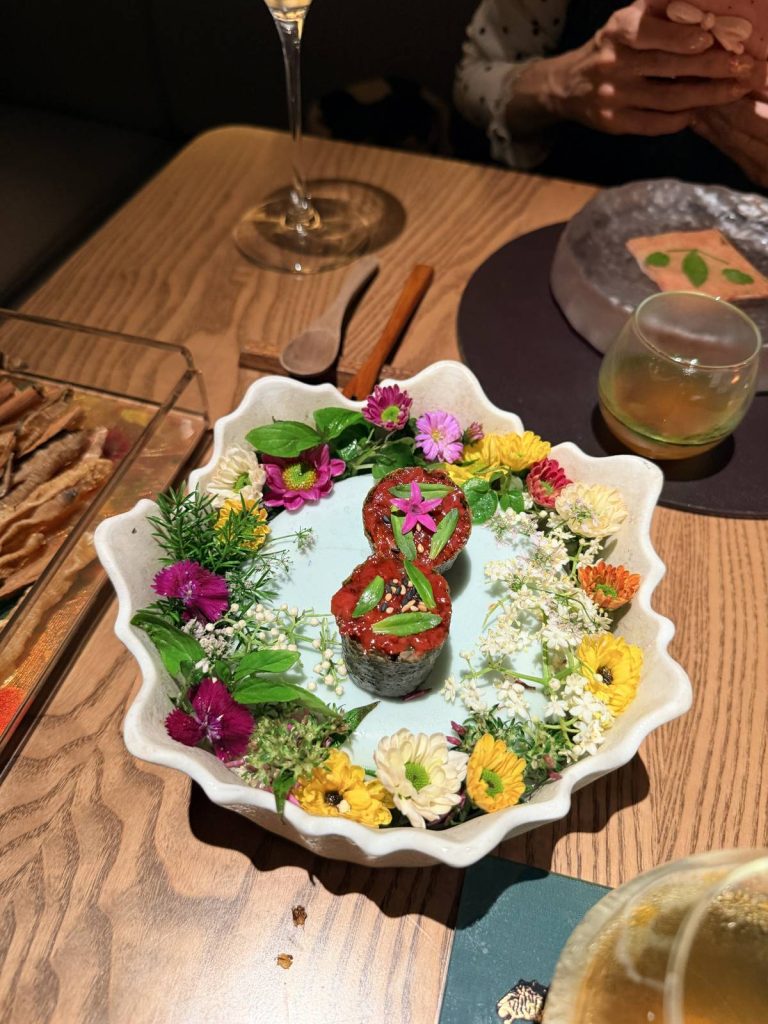 河內 T.U.N.G dining 食用花、葉菜與白色醬汁料理