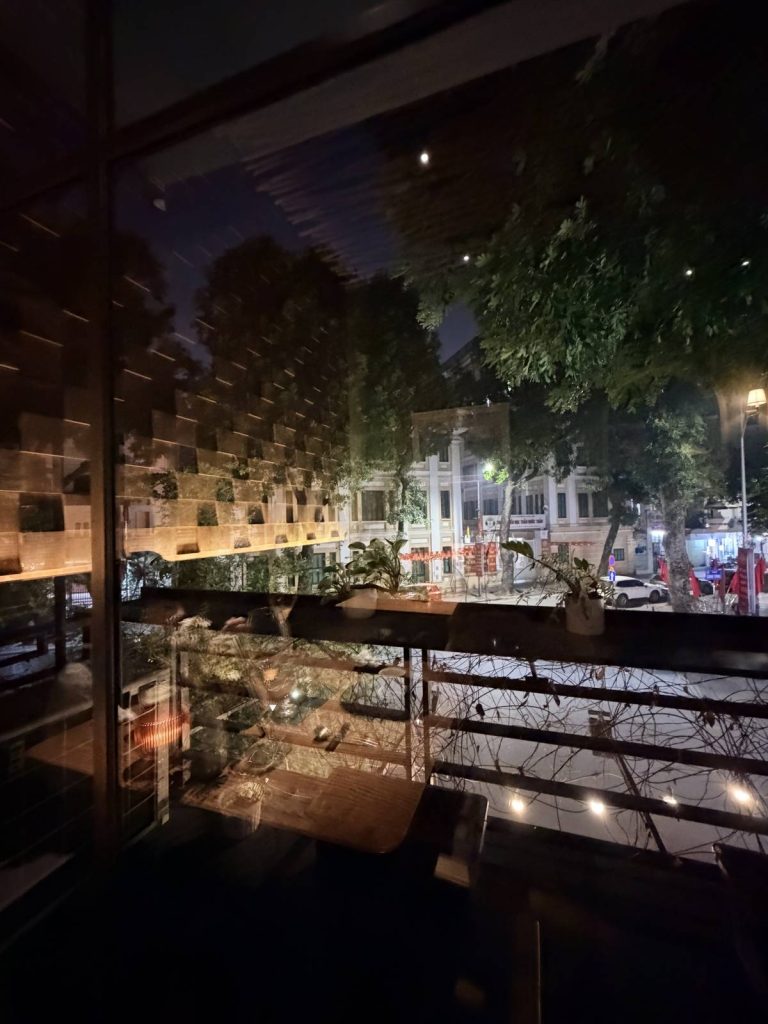 河內 T.U.N.G dining 二樓窗邊夜間街景