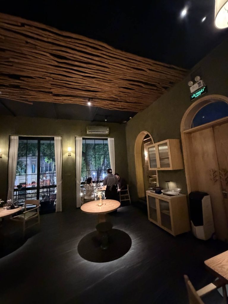 河內 T.U.N.G dining 深綠色牆面與木質天花板用餐空間