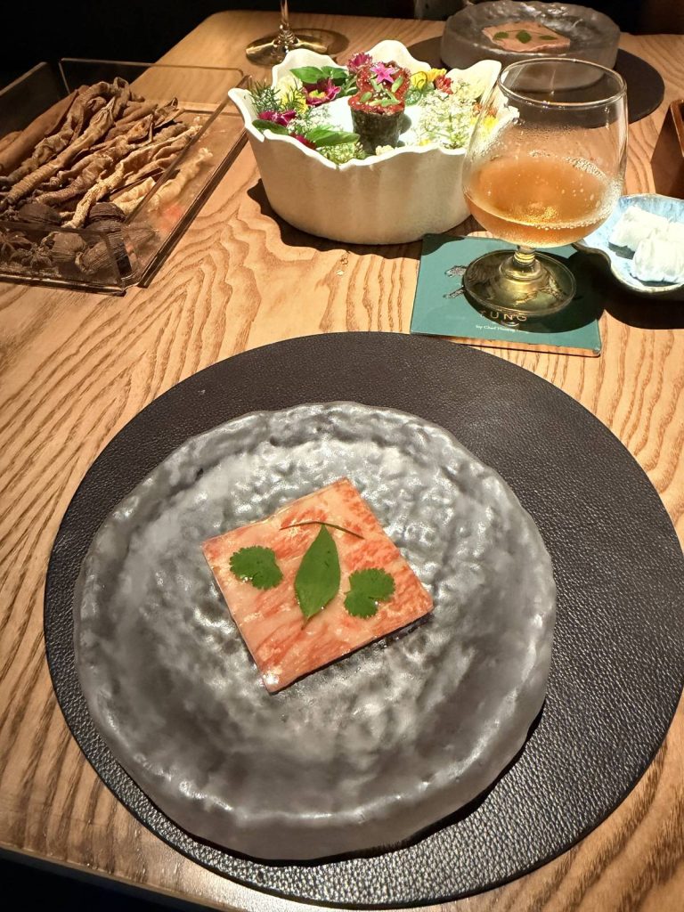 河內 T.U.N.G dining 橙色魚肉小品與綠色香草