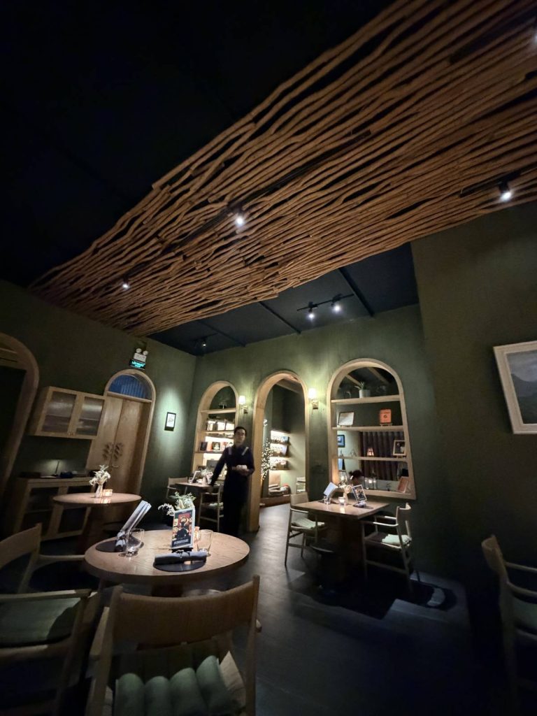 河內 T.U.N.G dining 小型座位區與暖色照明