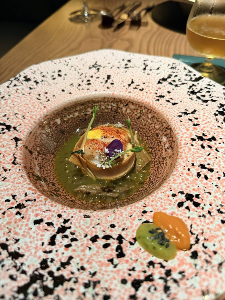 河內 T.U.N.G dining 黑白斑點深盤湯品與中央食材
