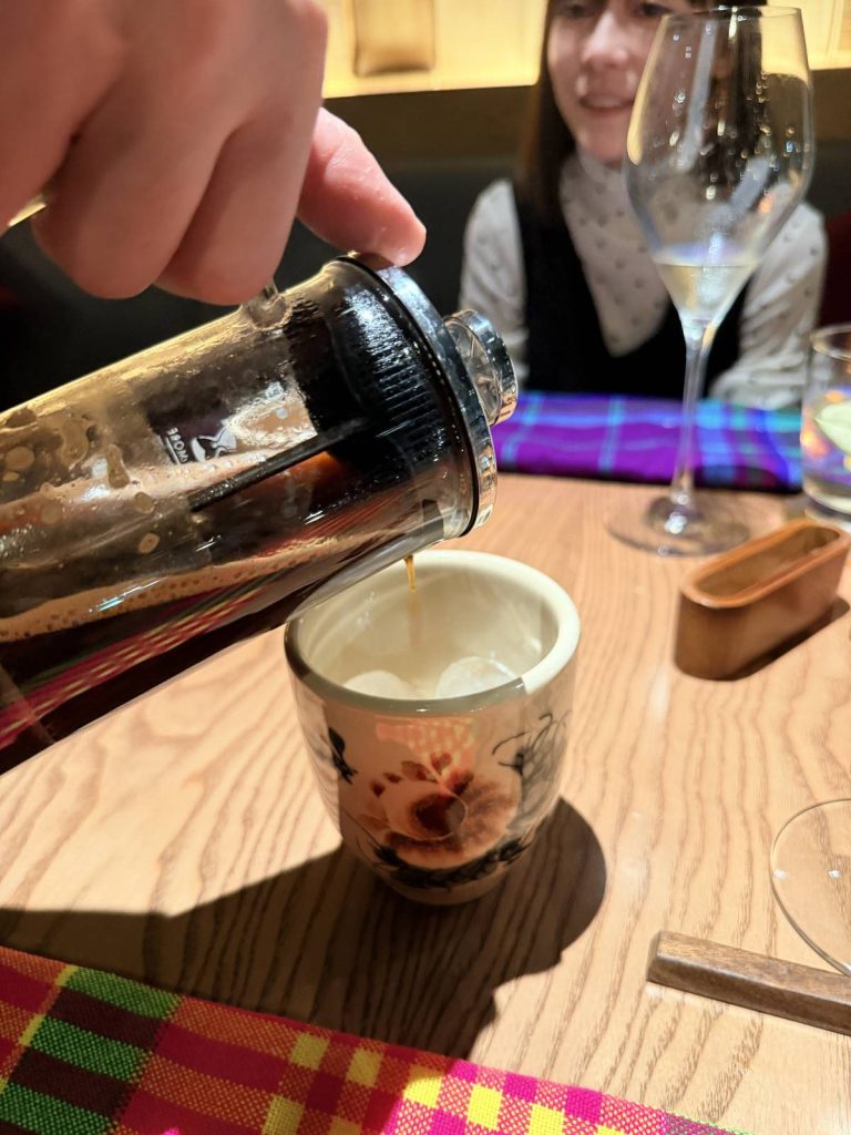 T.U.N.G dining 服務人員桌邊沖泡餐後茶飲
