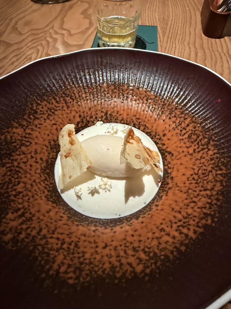 河內 T.U.N.G dining 白色慕斯與薄片甜點
