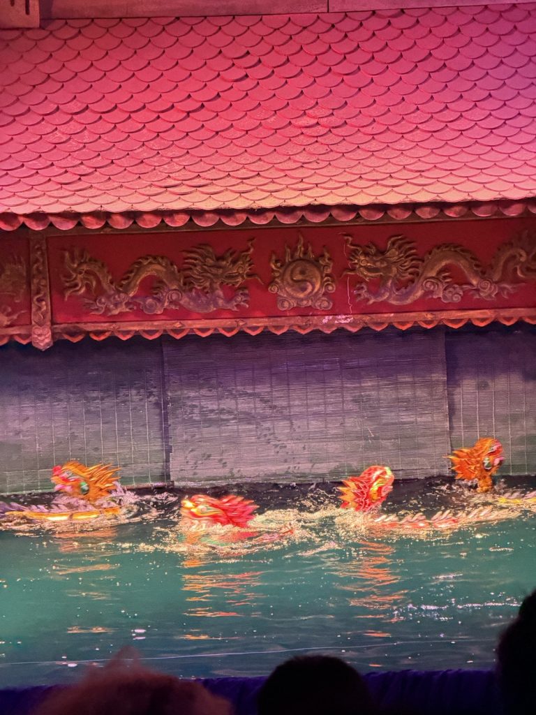 河內昇龍水上木偶戲龍群在水面快速游動