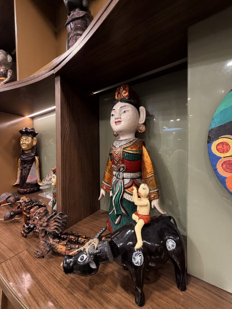 昇龍水上木偶劇院展示櫃中的越南木偶角色