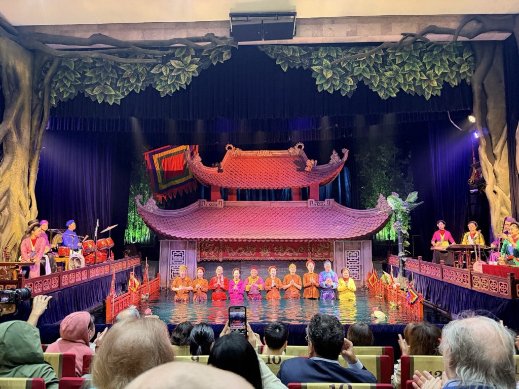 昇龍水上木偶劇院操偶師站在水中謝幕