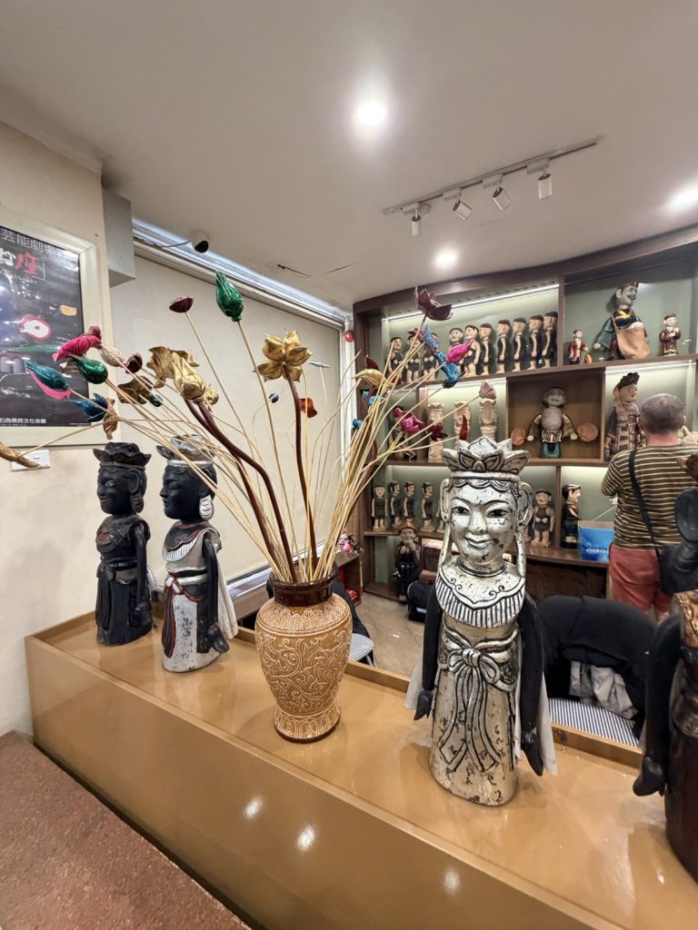 河內昇龍水上木偶劇院散場後的紀念品商店