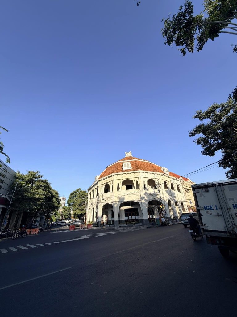 泗水 Tunjungan 大街轉角兩層拱廊歷史建築與紅瓦屋頂