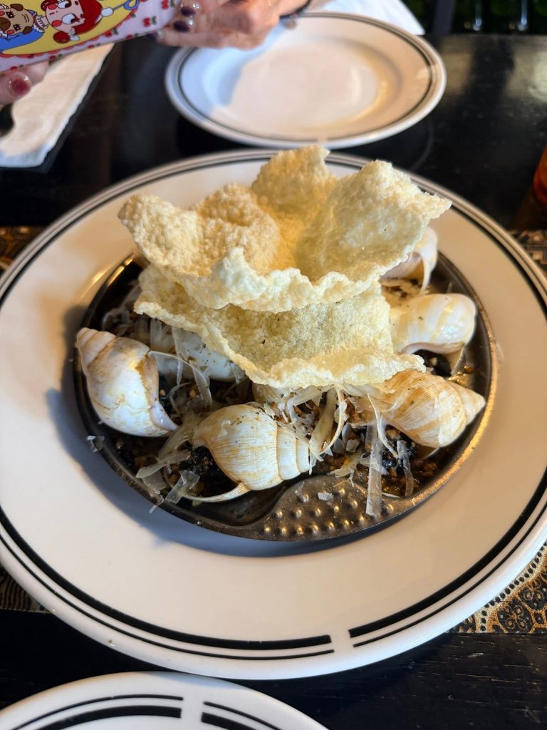 泗水 Tunjungan 39 田螺搭配大型脆餅與 batik 桌墊