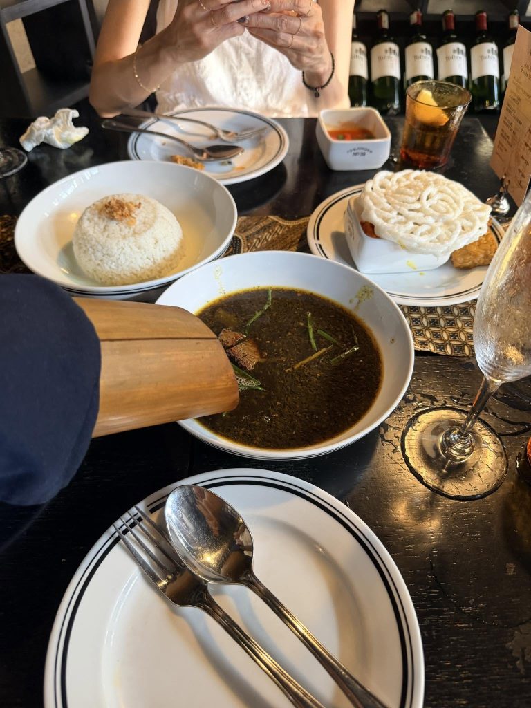 泗水 Tunjungan 39 東爪哇 Rawon,服務以竹筒倒入黑湯