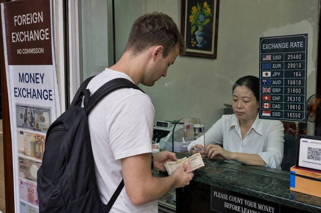 越南市區合法換匯點櫃台清點越南盾現鈔