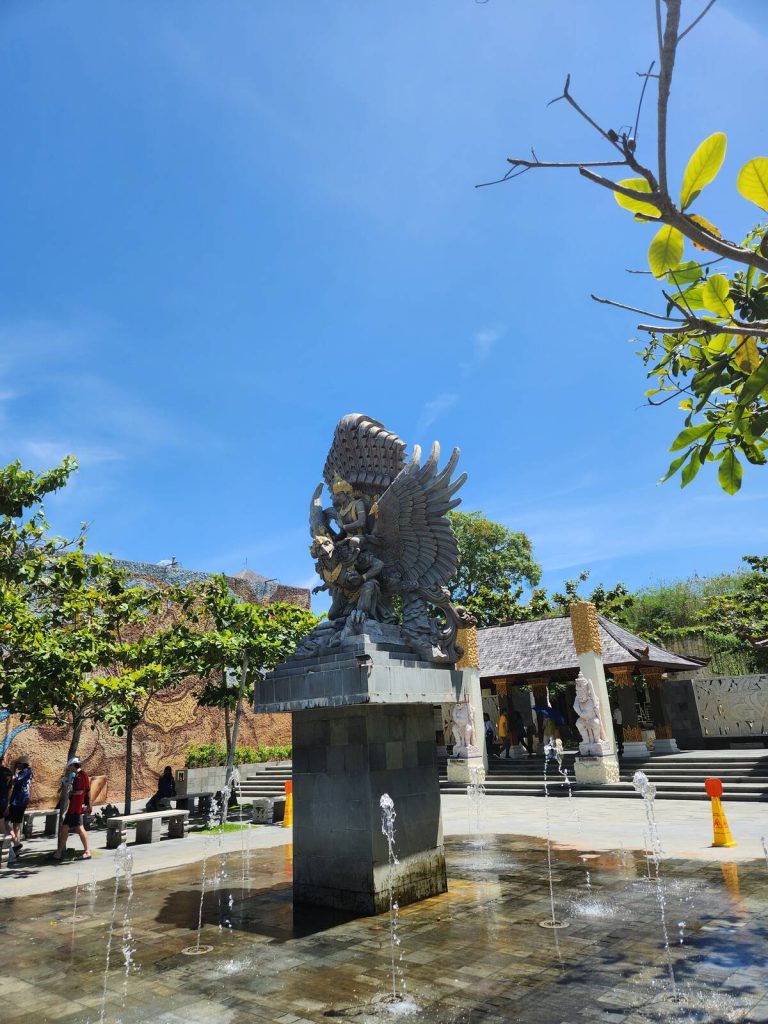 峇里島神鷹廣場噴泉水池中央的小型毗濕奴騎神鷹雕像