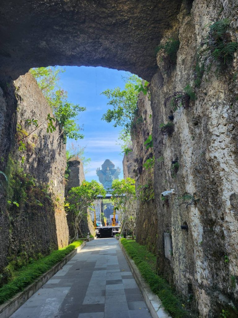 峇里島神鷹廣場垂直石灰岩壁夾出的通道，盡頭正對主雕像