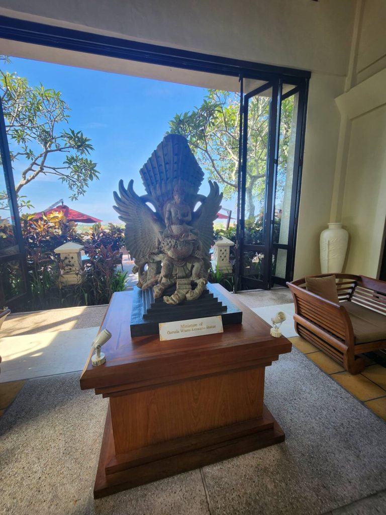 GWK 室內展區銘牌寫著 Miniature of Garuda Wisnu Kencana Statue 的雕像模型
