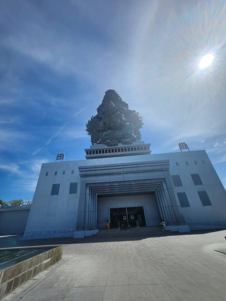 峇里島 GWK 白色基座建築與上方的毗濕奴騎神鷹雕像
