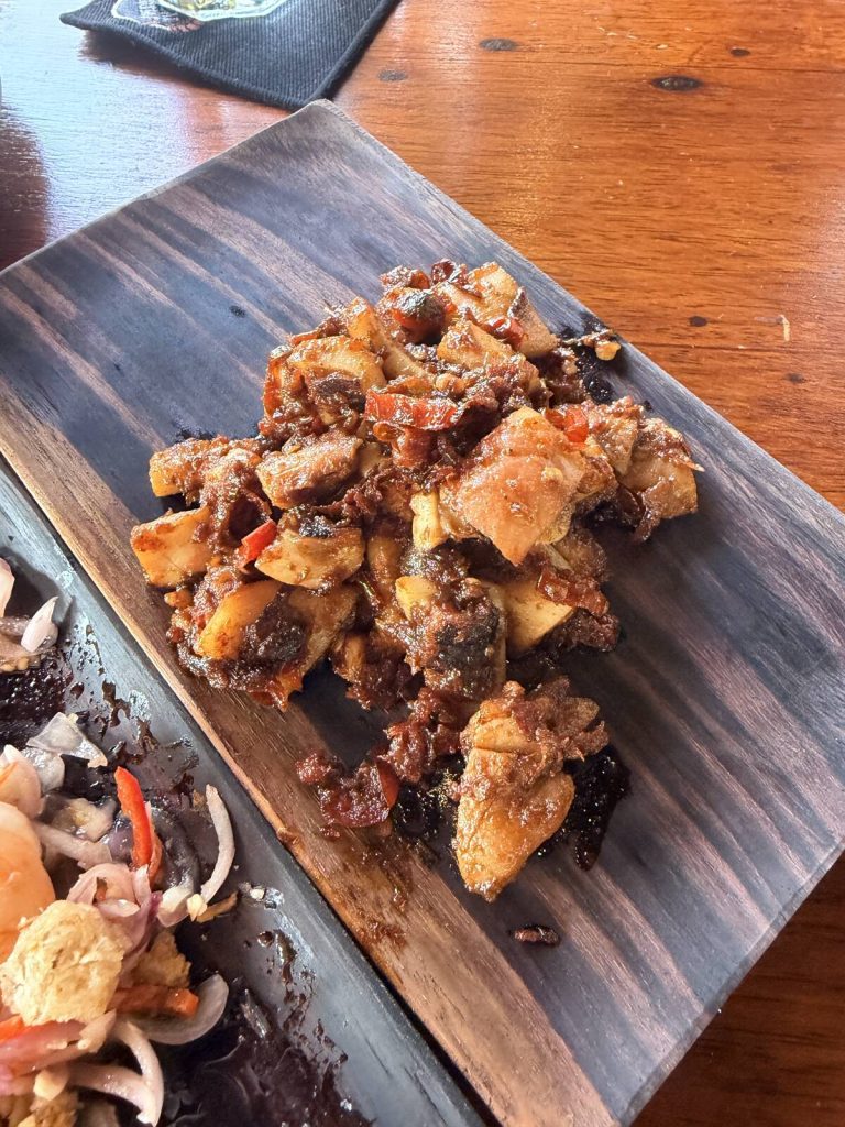 Sambal Shrimp 裹深色辣醬的乾炒料理與紅辣椒片