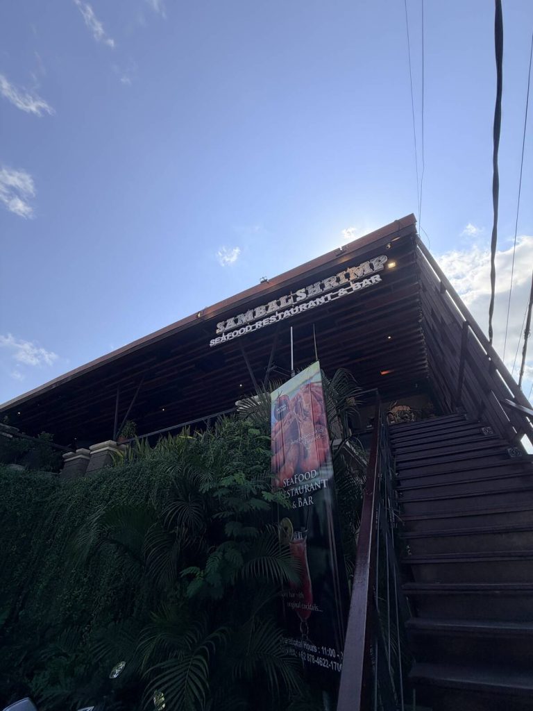 峇里島水明漾 Sambal Shrimp Seafood Restaurant & Bar 招牌與戶外樓梯