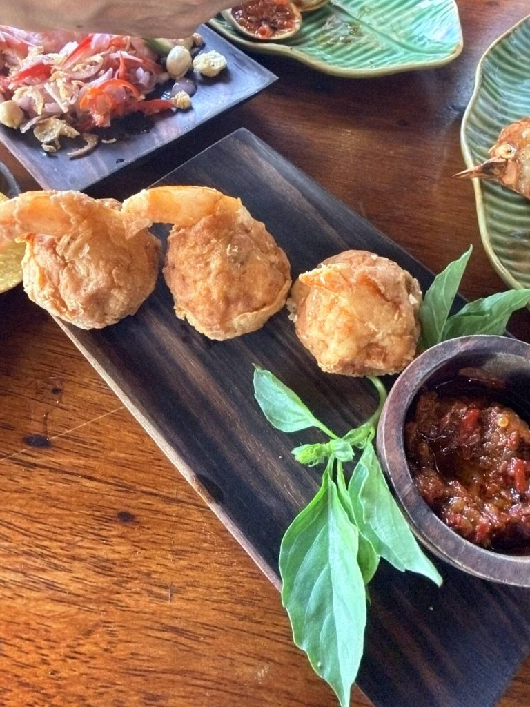 Sambal Shrimp 裹厚麵衣的酥炸蝦與深色沾醬