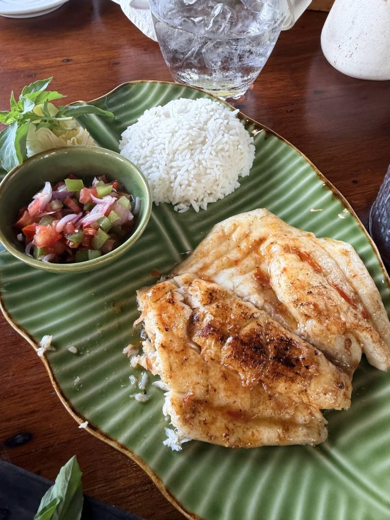 Sambal Shrimp 烤魚排、白飯與切丁生辣醬